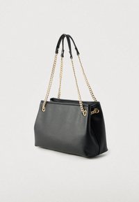 Crna kožna torba za nošenje s teksturiranim završetkom. Ima dva crna ručka i zlatne lančaste detalje sa strane. Prostran i svestran dizajn.