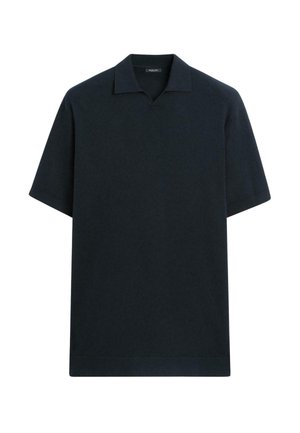 Sort kortærmet polo-shirt med åben krave og ribbet kant, vist på hvid baggrund.