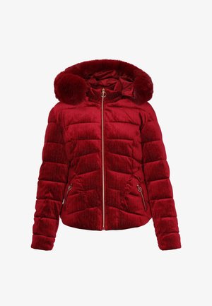 Piros műszőrme steppelt dzseki kapucnival, cipzáras záródással, texturált anyaggal és két oldalzsebbel aranyszínű fém részletekkel.