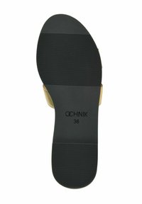 Czarna podeszwa sandała z poziomymi rowkami, z wytłoczonym logo "OCHNIK" oraz rozmiarem "36". Sandał ma minimalistyczny design.