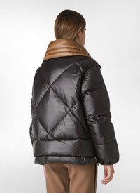 Zwarte pufferjack met een diamant-quiltpatroon, voorzien van een contrasterende bruine kraag. Het materiaal heeft een glanzende, soepele textuur.