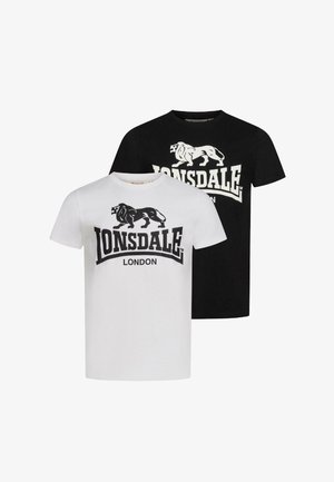 Due t-shirt di cotone, una bianca e una nera, entrambe con una grafica di un leone e il testo "Lonsdale London" in grassetto nero e bianco.