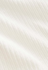 Tessuto bianco testurizzato con pieghe verticali visibili, realizzato in materiale morbido. Superficie liscia con una leggera lucentezza, che mette in evidenza il motivo del tessuto.