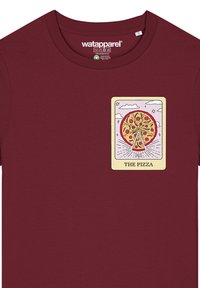 Burgunderfarbene Baumwoll-T-Shirt mit einem bedruckten Motiv einer Pizza mit Belag in einem cremefarbenen Rechteck, darunter steht "DIE PIZZA".