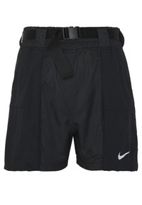 Svarta Nike träningsshorts med justerbart bälte och sidofickor, med en liten vit Nike swoosh-logotyp på framsidan.