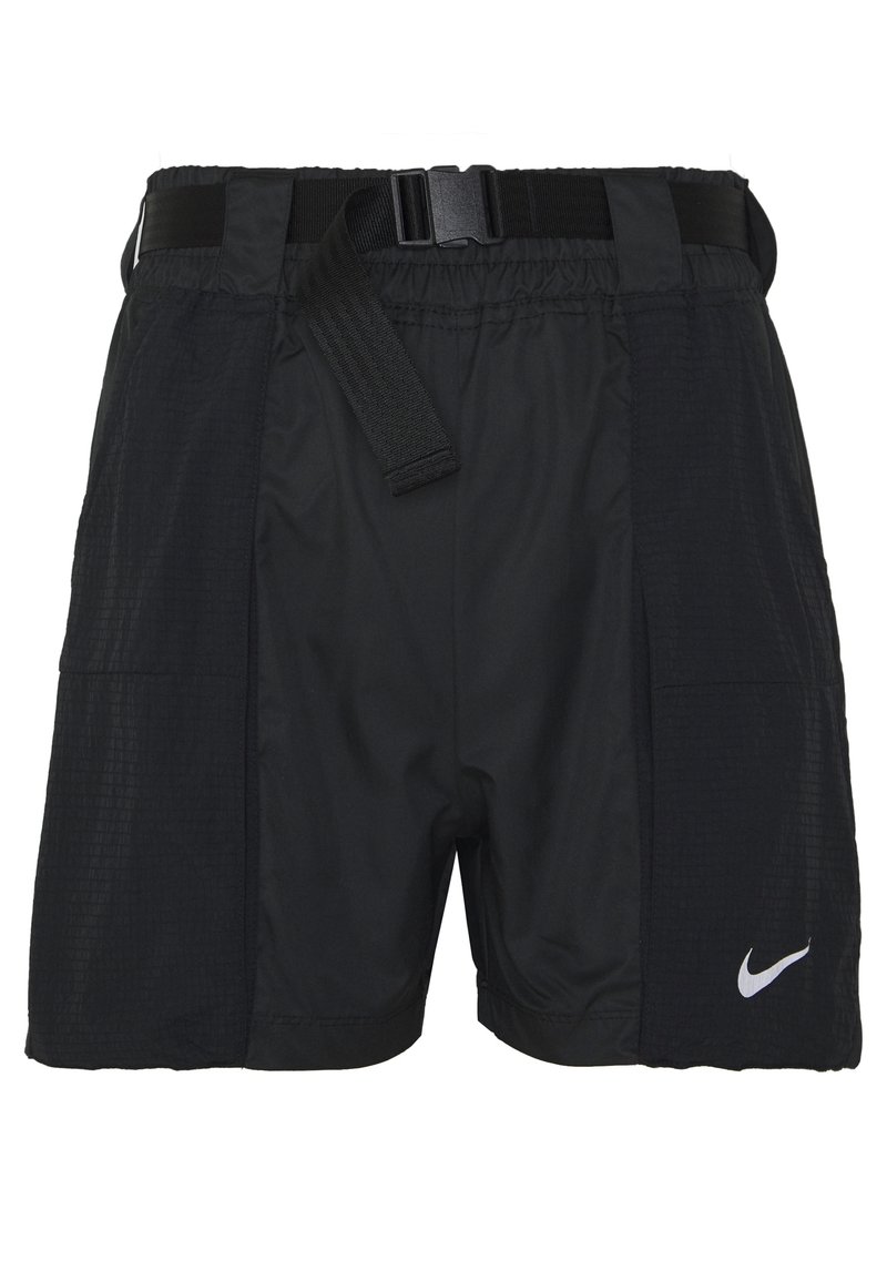 Svarta Nike träningsshorts med justerbart bälte och sidofickor, med en liten vit Nike swoosh-logotyp på framsidan.