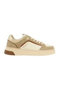 Zapatilla beige y crema con material de ante y sintético, punta redonda, cierre de cordones y detalles dorados en el talón. Diseño de suela plana.