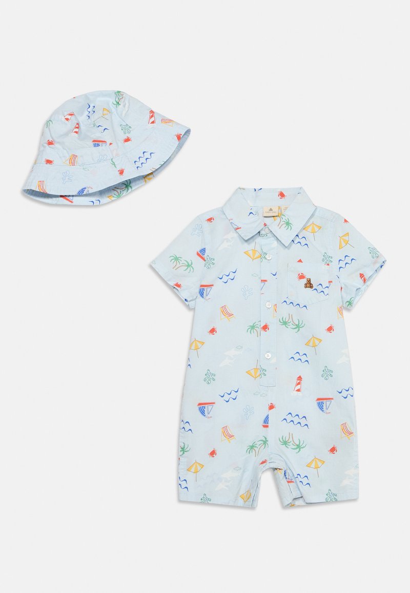 Ensemble grenouillère bleu clair et chapeau bob avec des motifs sur le thème de la plage, comprenant des parasols, des vagues, des crabes, des palmiers et des voiliers.
