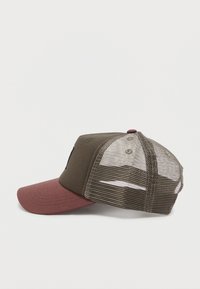 Καπέλο μπέιζμπολ πράσινο ελιάς και καφέ με συμπαγείς μπροστινές επιφάνειες και δίχτυ στα πίσω, εμφανίζεται από το πλάι σε λευκό φόντο.