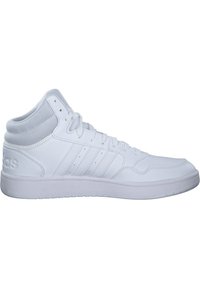 Vita högskor med slät syntetisk överdel, meshaccenter, platta skosnören och strukturerad gummisula. Tre ränder som detalj på sidan.