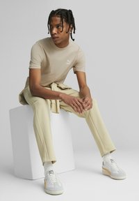 Puma CLASSIC SMALL LOGO - Pamata T-krekls - granola