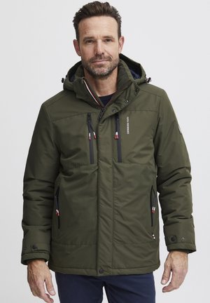 Olivegrüne isolierte Jacke mit Kapuze, Reißverschlusstaschen und verstellbaren Zugbändern. Strukturiertes Material mit schwarzen Akzenten und Logo.