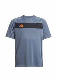 Grå kortärmad träningsskjorta med en svart horisontell panel och en orange Adidas-logga på vänster bröst. Tillverkad av ett glatt, fukttransporterande material.