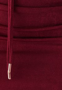 Neizvēlēts, burgundy