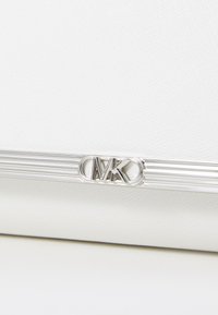 MICHAEL Michael Kors MONA - Axelremsväska - optic white