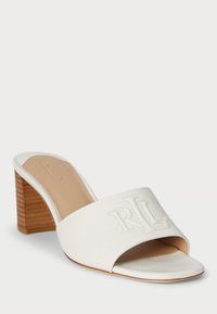 Hvit åpen tå mule med blokkert trehæl og preget "RL"-logo på bred frontstropp.