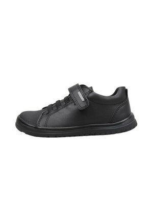 Zapato de cuero negro de corte bajo con banda de velcro, cordones elásticos y suela de goma, diseñado para brindar comodidad y facilidad al abrochar.