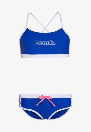 Set di bikini blu con top a incrocio sul retro, rifinito con bordi bianchi e logo 'Bench.', abbinato a slip coordinati arricchiti da lacci rosa e pannelli laterali.