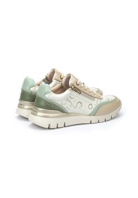 Zapatillas de cuero blanco con diseño perforado; acentos en verde menta y beige; cuentan con una cremallera lateral y una suela gruesa blanca.