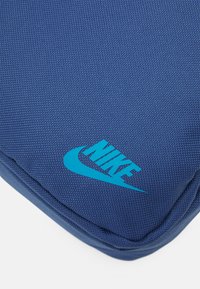 Nike Sportswear HERITAGE CROSSBODY UNISEX - Mala a tiracolo - mystic navy/mystic navy/laser blue