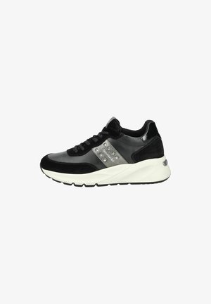 Sneaker nera con tomaia in suede testurizzato e pelle lucida, dotata di un pannello di accento argento con borchie, suola bianca spessa e lacci neri.