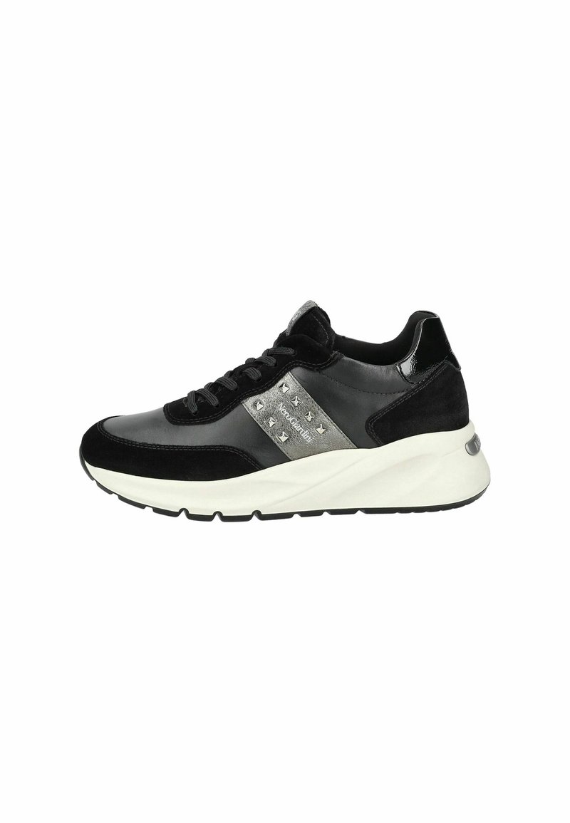 Czarny sneaker z fakturowaną zamszową i błyszczącą skórzaną cholewką, z panelami w srebrnym kolorze z ćwiekami, grubą białą podeszwą i czarnymi sznurowadłami.