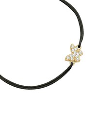 Melnās pītas auklas aproce ar zelta tauriņa akcentu, kas izrotāts ar vairākām caurspīdīgām kristāla pērlēm, izceļot smalku detalizāciju.