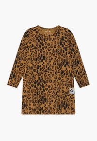 Šaty s leopardím potiskem v hnědé barvě, s černými skvrnami. Dlouhé rukávy, kulatý výstřih, dvě přední kapsy a loga na dolní straně.