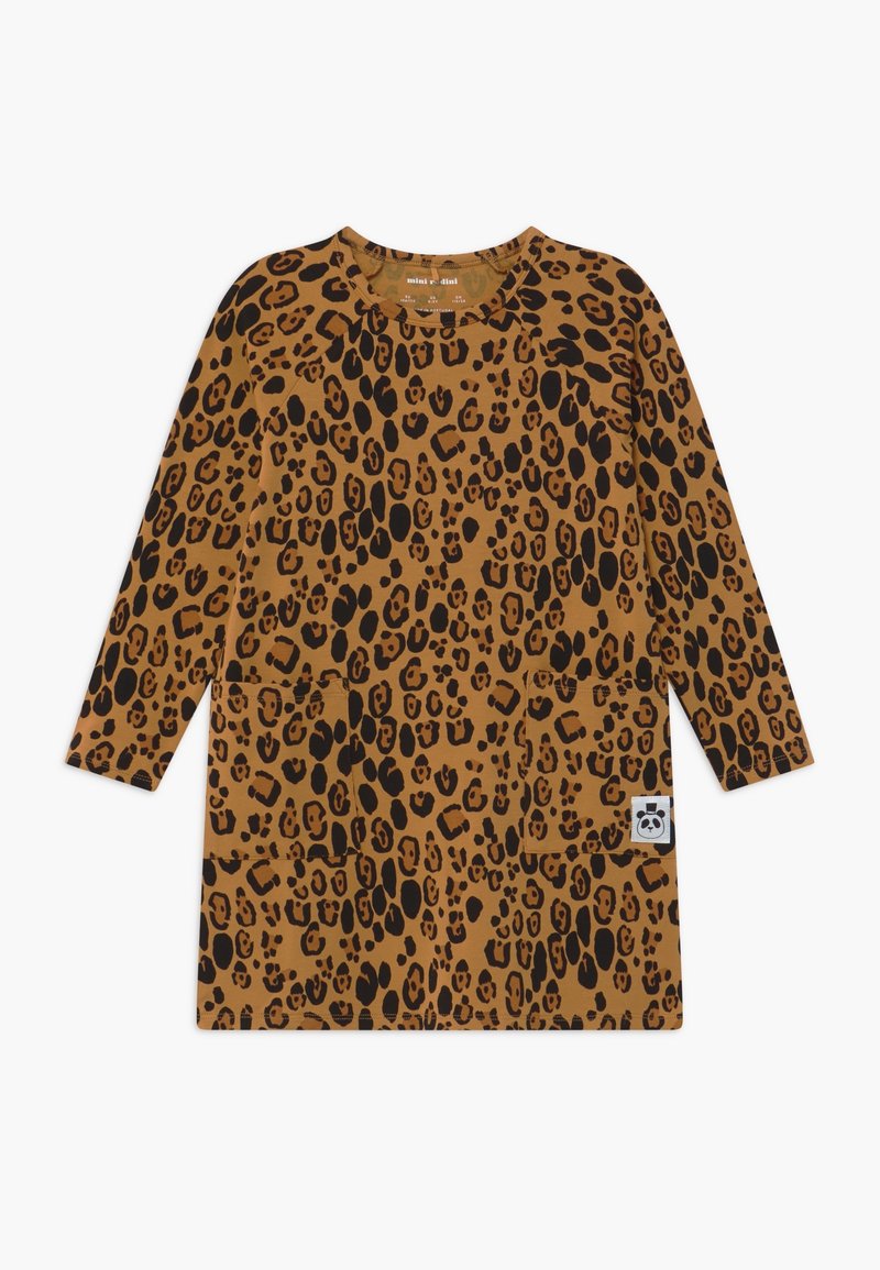 Šaty s leopardím potiskem v hnědé barvě, s černými skvrnami. Dlouhé rukávy, kulatý výstřih, dvě přední kapsy a loga na dolní straně.