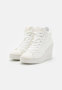 Adidași albi de tip înalt cu toc wedge, din piele sintetică netedă, cu un design cu vârf nervurat și șireturi plate. Logo discret embosat pe limbă.