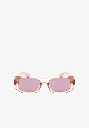 Occhiali da sole rettangolari con lenti rosa chiaro e montatura beige trasparente mostrati frontalmente su sfondo bianco.