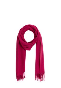 Écharpe en laine rose vif enroulée avec des franges suspendues contre un fond blanc.