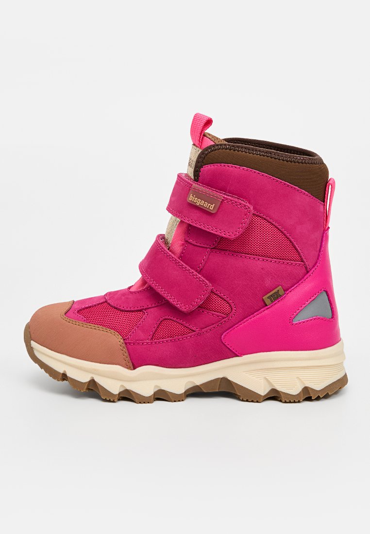 Rosa- und braune Kinderstiefel mit Klettverschluss, aus Wildleder und Textilmaterialien, gepolsterter Sohle und kontrastierender Gummisohle.