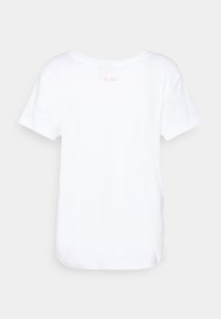 Vit t-shirt med kort ärm sedd bakifrån med ett litet rosa hjärta och text nära halsringningen.