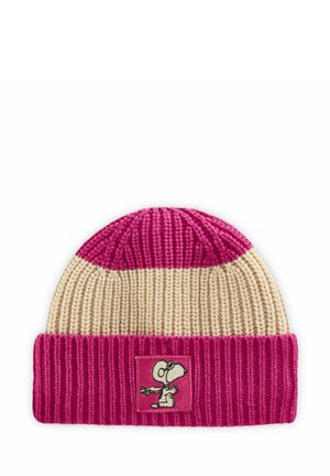 Gebreide beanie met een roze en crèmekleurige gestreepte ontwerp, met een geribbelde textuur en een Snoopy-patch op de voorkant.