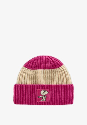 Béret en tricot avec un design rayé rose et crème, présentant une texture côtelée et un patch Snoopy sur le devant.