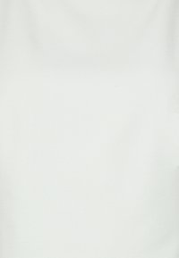 Vitt tyg med en slät textur, enhetlig yta, inga synliga mönster eller detaljer, lämpligt för kläder eller möbelklädsel.