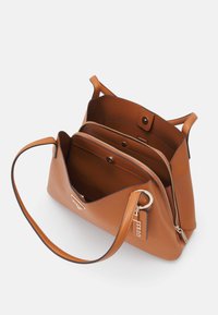 Guess SORA GIRLFRIEND CARRYALL - Handtas - cognac