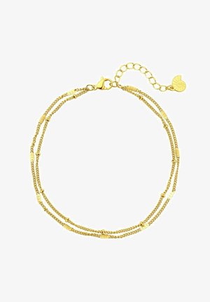Pulsera de cadena bañada en oro con tres hebras, eslabones texturizados y un cierre con cadena extensible y un pequeño charm.
