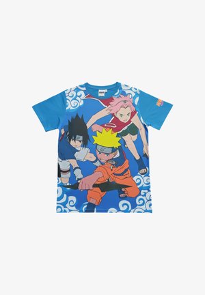 Maglietta giovanile blu con tre personaggi dell'anime Naruto in pose d'azione circondati da nuvole bianche stilizzate sul davanti.