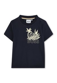 T-shirt bleu marine à manches courtes en coton, avec un motif clair représentant des palmiers et le texte "BOSS" en dessous du design.