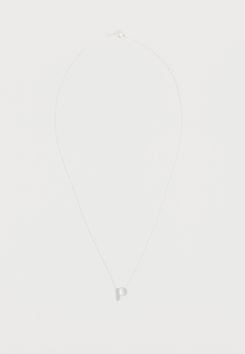 Collier délicat en chaîne argentée avec un petit pendentif simple en forme de lettre minuscule « p » sur fond blanc.