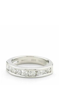 Baltos aukso žiedas su lygiu, apvaliu juostos dizainu ir aštuonių apvalių, spindinčių deimantų eile, įmontuota kanale.