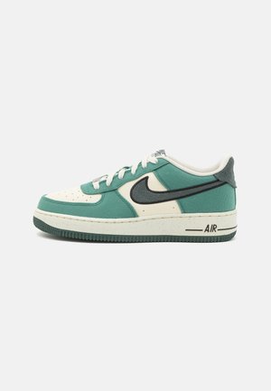 Buty Nike Air Force 1 w kolorze morsko-kremowym z czarnym logo, teksturowaną cholewką, wiązaniem na sznurówki oraz piankową podeszwą z żłobionym wzorem.