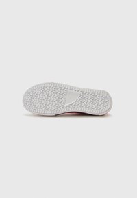 Vit sneakersula med ett fiskbensmönster, som har en slät yta och subtil varumärkesprofil. Designen inkluderar ett framträdande bågområde.
