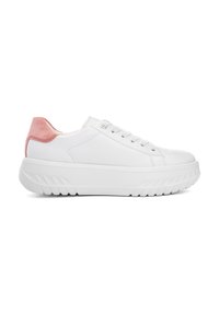 Sneakers bianchi con tomaia in pelle liscia e tallone in suede rosa testurizzato. Presentano una suola in gomma spessa con un motivo di battistrada e chiusura con lacci.