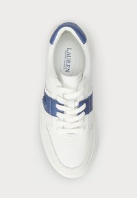 Hvit sneaker med blå lærdetaljer og logo, rund tå, snøring, teksturert såle og polstret ankelkrage.
