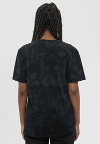Paradiso Clothing QUEEN CLASSIC CREST LOGO DIP DYE - Print T-shirt - black