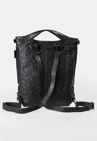 Schwarzer Leder-Rucksack mit strukturierten Oberflächen, verstellbaren Trägern, oberen Griff und einer vorderen Reißverschlusstasche, die ein elegantes, minimalistisches Design aufweist.
