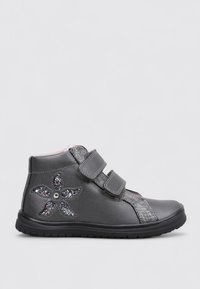 Chaussure montante grise pour enfant avec deux bandes Velcro et un design de fleur pailletée sur le côté, sur fond uni.